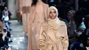 Model Amerika-Somalia, Halima Aden berjalan di runaway Milan Fashion Week membawakan koleksi Max Mara women's Fall/Winter 2017-2018 di Milan, Kamis (23/2). Halima Aden menjadi satu-satunya model berhijab dalam show tersebut. (Miguel MEDINA/AFP)