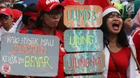 Masyarakat dari Presidium Rakyat Menggugat berteriak saat melakukan demo di depan Gedung MPR/DPR, Senayan, Jakarta, Jumat (23/3). Dalam aksinya mereka menuntut Penolakan UU No. 2/2018 tentang MD3 terkhusus pada pasal 73;122;245. (Liputan6.com/Johan Tallo)