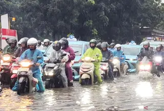 Banjir menggenangi Jalan DI Panjaitan, Jatinegara, Jakarta Timur (Jaktim), Kamis (29/1/2026) pagi. Genangan air setara betis orang dewasa itu berdampak pada arus lalu lintas yang padat merayap. (Foto: Dokumentasi Antara)