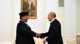 Pertemuan dilaksanakan di Istana Kremlin, Moskow pada Senin 13 April 2026. Tampak dalam foto, Presiden Republik Indonesia, Prabowo Subianto (kiri) bersalaman sesaat sebelum melakukan pertemuan dengan Presiden Rusia Vladimir Putin di Istana Kremlin, Moskow pada Senin 13 April 2026. (Igor IVANKO/POOL/AFP)