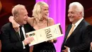 Penyanyi Taylor Swift (tengah) saat mendapatkan penghargaan di BMI Pop Awards ke 64, Beverly Hills , California, AS, (10/5). Swift menjadi penyanyi dengan penghasilan terbesar sepanjang tahun 2015, menurut daftar Top Money-Makers. (Frazer Harrison/AFP)
