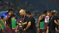 Pelatih PSM Makassar, Bernardo Tavares saat memberikan instruksi kepada para pemain. (Bola.com/Iwan Setiawan