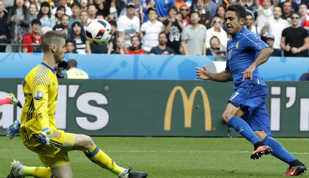 Kiper Spanyol, David De Gea mencoba menahan tembakan pemain Italia,  Eder pada babak 16 besar Piala Eropa 2016 di Stade de France, St. Denis, Prancis, Senin (27/6/2016). (EPA/Abdein Taherkenareh)