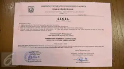 Kertas penyegelan rumah dinas di asrama Dinas Kebersihan DKI di Lenteng Agung, Jakarta, Jumat (30/9). 32 rumah disegel karena banyak dari rumah dinas yang dialihfungsikan, disewakan hingga ditempati penghuni tidak berhak. (Liputan6.com/Yoppy Renato)