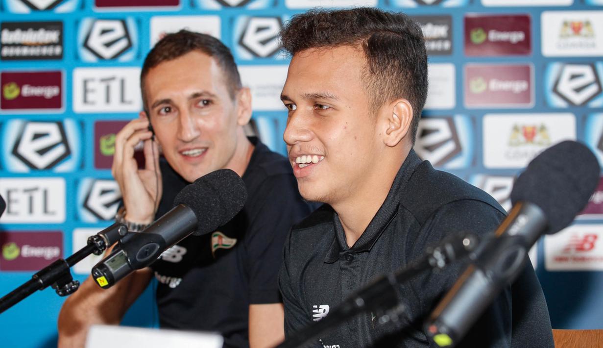 Pesepak bola Indonesia, Egy Maulana jumpa pers saat diperkenalkan sebagai pemain baru Lechia Gdansk di Stadion Energa Gdańsk, Polandia, Minggu (11/3/2018). Dirinya dikontrak Lechia Gdansk selama tiga musim. (Lechia Gdansk)