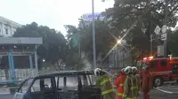 Mobil Suzuki Carry bernomor Polisi B 2579 ZF hangus terbakar di kawasan Gambir, tepatnya depan Masjid Istiqlal, Jakarta Pusat. (Merdeka)
