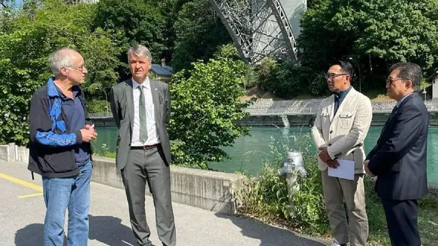 6 Potret Ridwan Kamil Dapat Dukungan dari Warga Lokal di Bern, Swiss