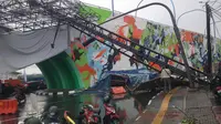 Papan reklame raksasa setinggi 15 meter roboh menimpa jembatan layang Pelangi di Antapani, saat hujan es disertai angin kencang menerjang Kota Bandung. (Liputan6.com/Kukuh Saokani)