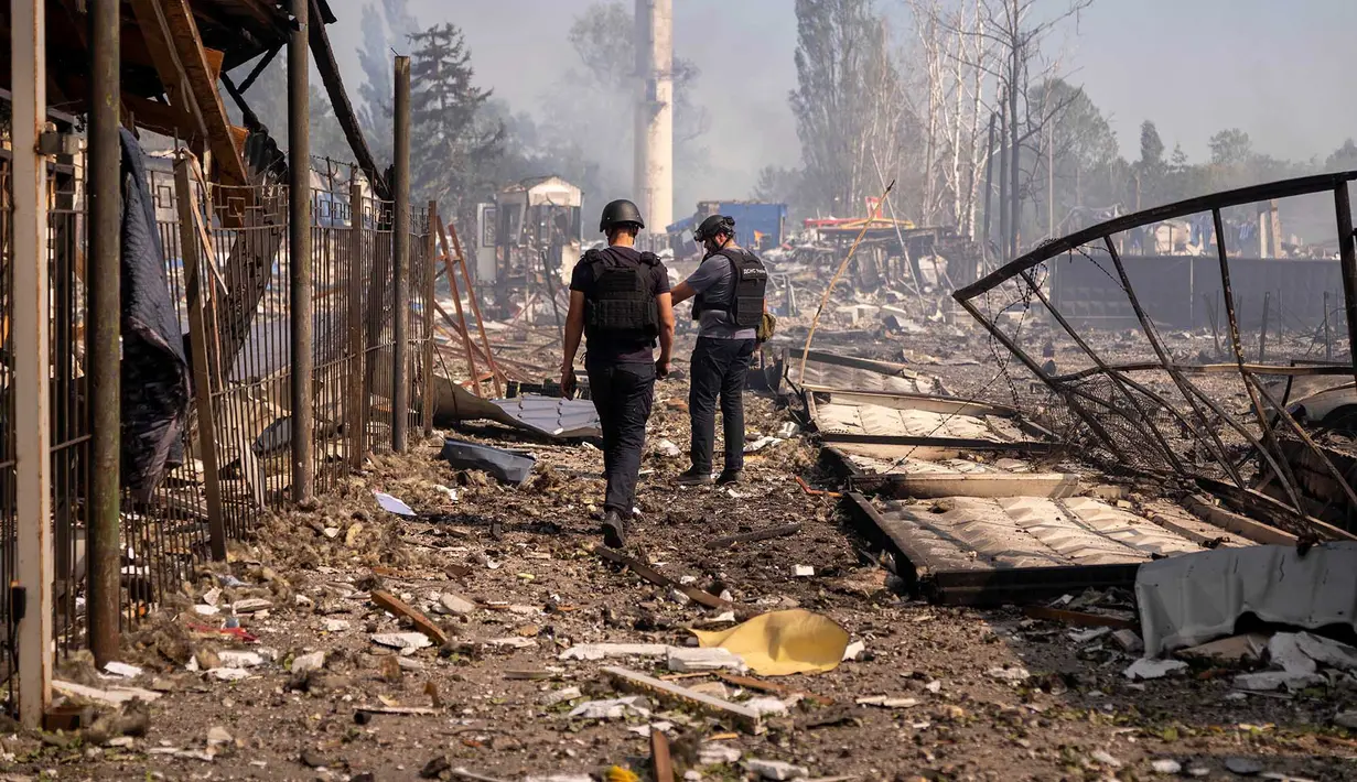 Petugas kepolisian memeriksa lokasi setelah serangan Rusia menghantam sebuah gudang di desa Myla, wilayah Kyiv, Ukraina, pada hari Sabtu, 29 Agustus 2026. (Foto AP/Dan Bashakov)