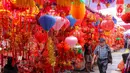 Berbagai toko menawarkan aneka pernak-pernik khas Imlek seperti lampion, gantungan, kaus, hingga patung kucing keberuntungan. (Magang/Liputan6.com/Muhammad Rizal)
