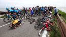 Pebalap sepeda mengalami kecelakaan yang cukup serius dalam etape ke-15 Giro d'Italia 2021, sejauh 147km antara Grado dan Gorizia pada 23 Mei 2021. (Foto: AFP/Luca Bettini)