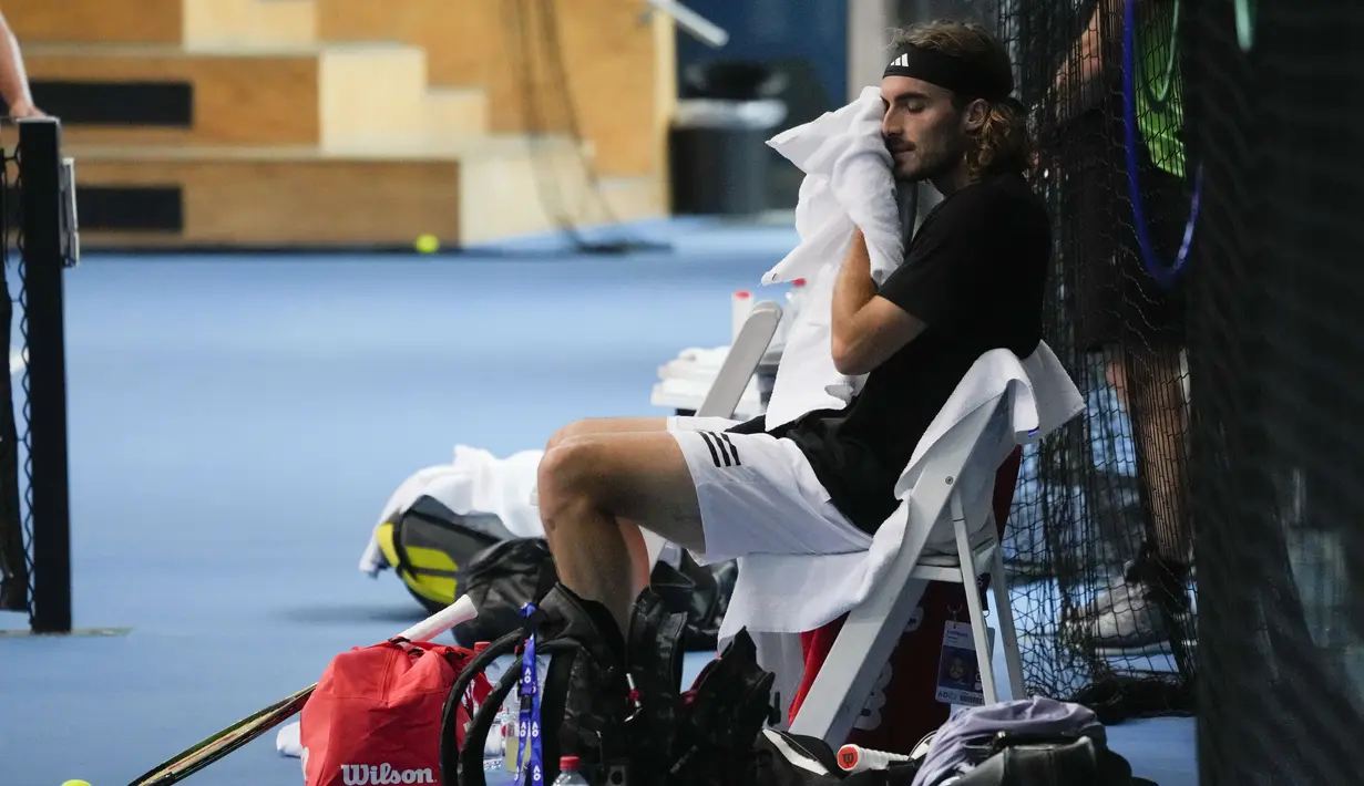 Stefanos Tsitsipas dari Yunani beristirahat selama sesi latihan menjelang final putra kejuaraan tenis Australia Open 2023 di Melbourne, Australia, Sabtu, 28 Januari 2023. Petenis 24 tahun itu melangkah ke final usai menyingkirkan wakil Rusia, Karen Kachanov empat set 7(7)-6(2), 6-4, 6(6)-7(8), dan 6-3 pada semifinal di Rod Laver Arena. (AP Photo/Dita Alangkara)