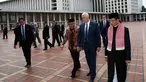 Wakil Presiden AS Mike Pence didampingi Imam Besar Nasaruddin Umar dan Ketua Dewan Eksekutif Manajemen Masjid Istiqlal Muhammad Muzammil Basyuni saat berkunjung ke Masjid Istiqlal di Jakarta, Rabu (20/4). (AFP Photo / Pool / Adi Weda)