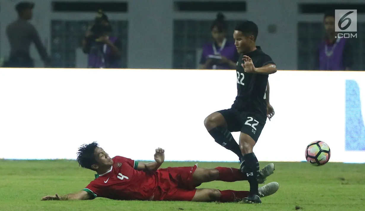 Pemain belakang Indonesia U-19, Samuel Christianson mencoba menahan pemain Thailand U-19, Nakin Wisetchat pada laga persahabatan di Stadion Wibawa Mukti, Cikarang, Jawa Barat, Minggu (8/10). Indonesia menang 3-0. (Liputan6.com/Helmi Fithriansyah)