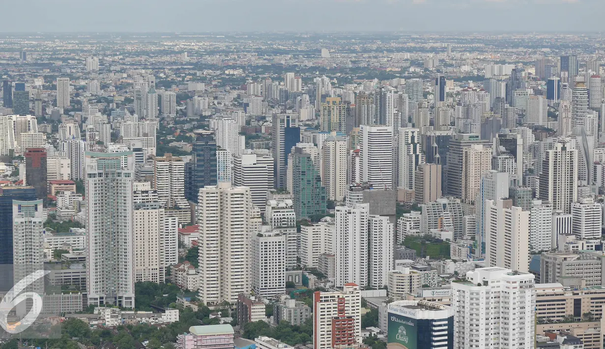 Penampakan kota Bangkok dilihat dari Baiyoke Tower,  bangunan tertinggi di Thailand. Menjulang hingga 309 meter. Foto diambil pada 13 Agustus 2015. (Liputan6.com/Herman Zakharia)