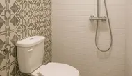 Desain Kamar Mandi Ukuran 1x1 dengan Kloset Duduk dan Shower (Image by ChatGPT)