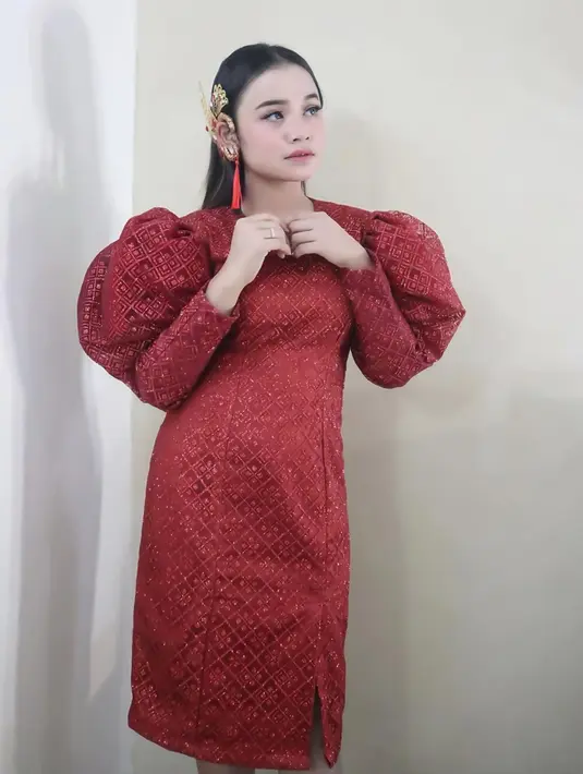 Banyak gaun pun telah ia kenakan, baik dalam acara menyanyi maupun dalam pemotretan. Salah satu yang jadi kesukaan dari penggemarnya ialah saat ia tampil dengan gaun berwarna merah. Ia pun dianggap makin memesona, (Liputan6.com/IG/@tasya_ratu_gopo)