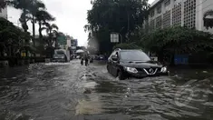  Sejumlah kendaraan melintas diantara genangan setinggi 30 cm di kawasan Sarinah, Jakarta, Senin (9/2/2015). (Liputan6.com/Johan Tallo)