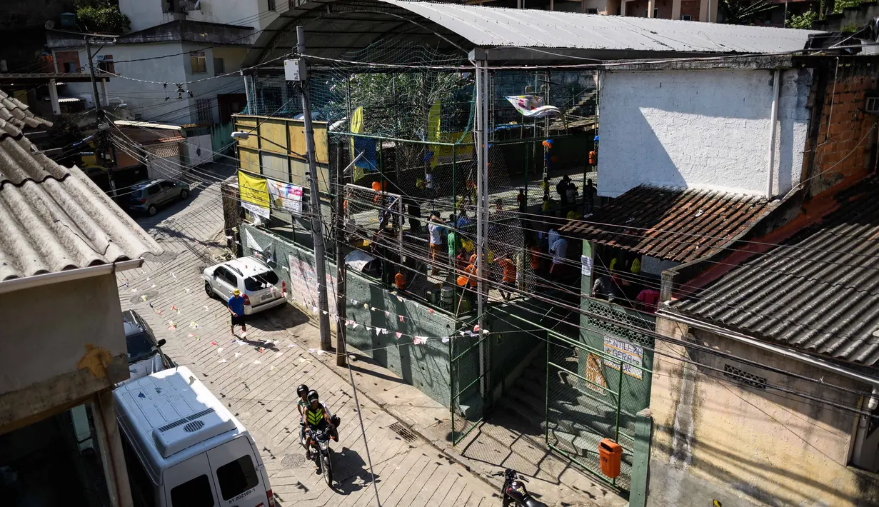 Areal pemukiman yang menjadi pusat program Volleyball Development Training yang digagas oleh Federasi Bola Voli Internasional di Formiga favela, Rio de Janeiro, (2/8/2016).  (AFP/Leon Neal)