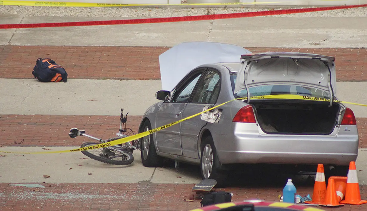 Sebuah mobil yang digunakan oleh pelaku penyerangan berada di luar Watts Hall, Ohio State University, Senin (28/11). Sedikitnya 11 orang cedera setelah seorang pria menyerang dengan mobil dan pisau. (Courtesy of Mason Swires/thelantern.com/via REUTERS)