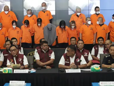 Sebanyak 17 tersangka pengedar narkoba digelandang aparat kepolisian saat konferensi pers di gedung Bareskrim Mabes Polri, Jakarta, Senin (22/12/2025). Bareskrim Polri mengungkap kasus peredaran narkoba yang rencananya diselundupkan dalam gelaran acara Djakarta Warehouse Project (DWP) 2025 di Bali pada 12–14 Desember 2025 lalu. (merdeka.com/Arie Basuki)
