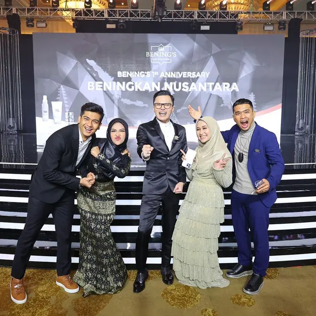 Jawab Kabar Kehamilan, Ini 6 Potret Ria Ricis dan Teuku Ryan Hadiri Acara Brand Kosmetik