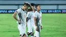 Timnas Indonesia U-17 dijadwalkan kembali menghadapi China dalam laga uji coba berikutnya. Pertandingan tersebut akan digelar di Indomilk Arena, Tangerang, Banten pada Rabu (11/2/2026) malam WIB. Tampak dalam foto, pemain depan Timnas Indonesia U-17, Mochammad Mierza Firjatullah tertunduk usai bertanding melawan China dalam laga uji coba di Indomilk Arena, Tangerang, Banten, Minggu (8/2/2026). (Bola.com/M Iqbal Ichsan)