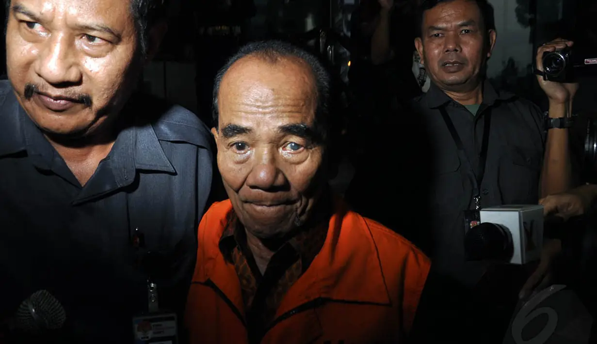 Mengenakan baju tahanan berwarna orange, Gubernur Riau Annas Maamun memilih bungkam saat ditanya materi pemeriksaan perdananya, Jakarta, (30/9/14). (Liputan6.com/Miftahul Hayat)