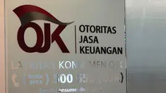 Petugas saat bertugas di Kantor Otoritas Jasa Keuangan (OJK), Jakarta. (Liputan6.com/Angga Yuniar)