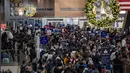 Pelancong mengantri di Terminal A Bandara Internasional Boston Logan di Boston, Massachusetts pada 21 Desember 2023. (Joseph Prezioso / AFP)