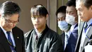 Kabu Terauchi (kedua kiri) dikawal petugas meninggalkan rumah sakit menuju kantor polisi di Izunokuni, Jepang, Kamis (31/3). Pria 23 tahun itu ditangkap lantaran menyekap gadis remaja selama dua tahun di dalam apartemen miliknya. (REUTERS/Kyodo)