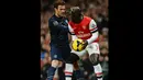 Bek asal Prancis Bacary Sagna bentrokan dengan gelandang Manchester United Juan Mata  pada pertandingan sepak bola Liga Utama Inggris antara Arsenal dan Manchester United di Stadion Emirates di London pada 12 Februari 2014.(AFP/Ben Stansall).