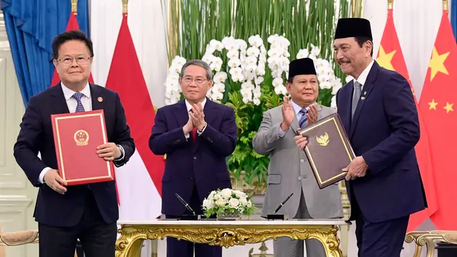 Presiden Prabowo Subianto dan PM China Li Qiang menyaksikan penandatanganan 12 MoU strategis usai melakukan pertemuan bilateral di Istana Merdeka Jakarta, Minggu (25/5/2025).