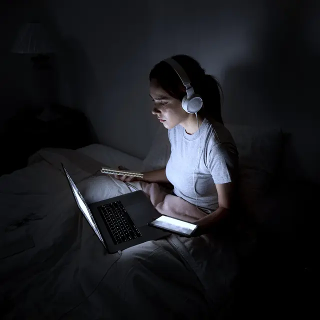 Bukan karena dikejar deadline pekerjaan, ini 4 penyebab Gen Z suka begadang sampai pagi