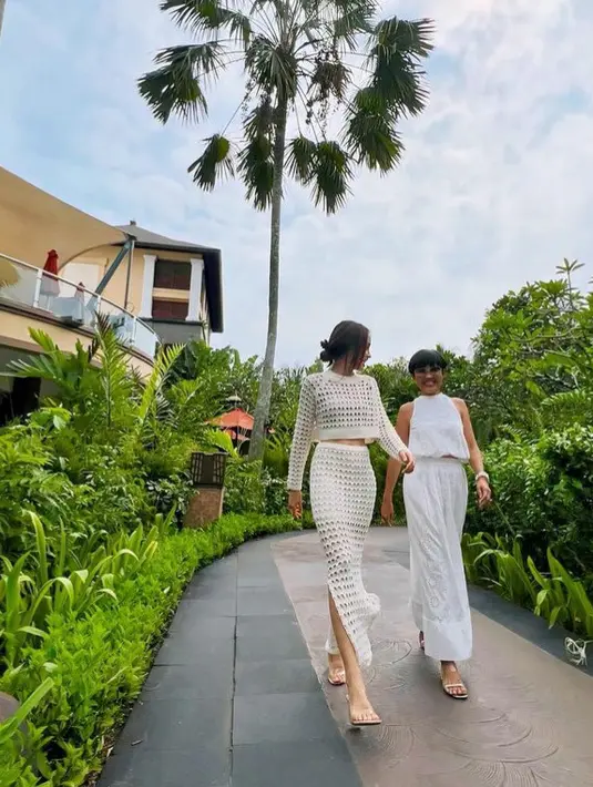 Cinta juga mengenakan heels dengan strap transparan. Serasi dengan milik sang ibunda. [@claurakiehl]