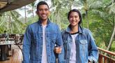 Kebersamaan Dian Sastro dan suami Maulana Indraguna Sutowo saat menjalani liburan bersama di Ubud, Bali.  Wanita usia 40 tahun tersebut terlihat awet muda, mengenakan jaket yang sama keduanya terlihat senyum lebar dengan penuh keromantisan. (Instagram/therealdisastr)
