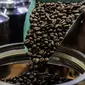 Pekerja memperlihatkan biji kopi dagangannya di salah satu gerai kopi di kawasan Jakarta, Rabu (24/3/2021). Tahun ini pemerintah menargetkan produksi kopi nasional sebesar 834.750 ton, naik dari tahun lalu sebanyak 769,7 ribu ton. (Liputan6.com/Johan Tallo)