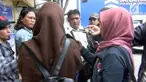Sejumlah orangtua murid melaporkan seorang guru yang diduga melakukan pelecehan seksual pada anaknya di dalam kelas.
