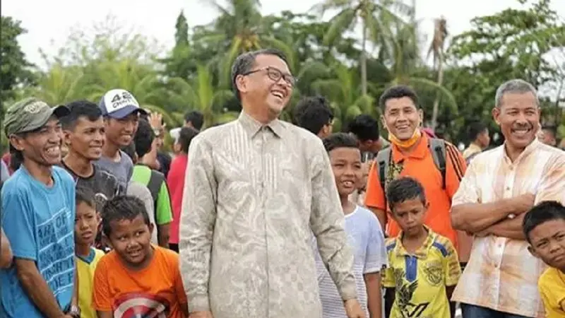 Calon Gubernur Sulsel, Nurdin Abdullah sedang bercengkrama dengan warga (Liputan6.com/ Eka Hakim)