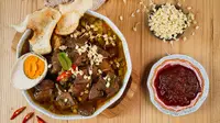 Rawon daging jadi menu khas jawa timur yang gurih dengan kuah kental bumbu kluwak. (Marla_Sela/Shutterstock)