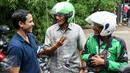 Bakal Calon (Balon) Gubernur DKI Jakarta Sandiaga Uno (tengah) berbicara dengan CEO Gojek Nadiem Makarim (kiri), kantor Gojek, Jakarta, (1/3). Dirinya melakukan tatap muka secara tertutup dengan CEO Gojek Nadiem Makarim. (Liputan6.com/Yoppy Renato)