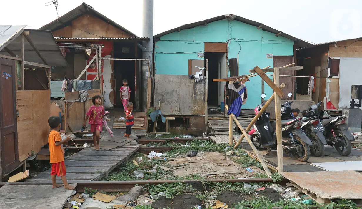 Anak-anak bermain di Kampung Muka, Ancol, Jakarta, Selasa (5/11/2019). Pemprov DKI Jakarta mengusulkan anggaran konsultan penataan kampung kumuh sebesar Rp 556 juta per rukun warga (RW) pada rancangan APBD 2020. (Liputan6.com/Herman Zakharia)