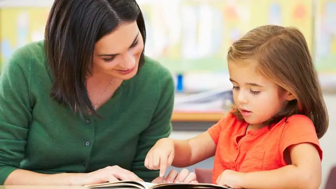 Latihan Membaca untuk Anak Disleksia (Monkey Business Images/Shutterstock)