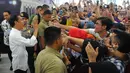 Presiden Joko Widodo menyapa masyarakat sebelum mencoba moda transportasi MRT di Jakarta, Selasa (19/3). Jokowi dan para Menteri naik dari Stasiun Bundaran HI menuju Stasiun Lebak Bulus. (Liputan6.com/Angga Yuniar)