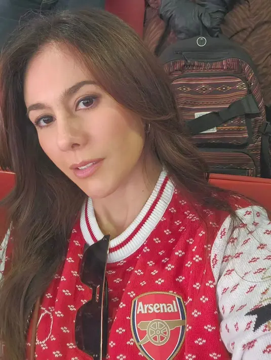 Netizen juga meminta Wulan agar terus mendukung Arsenal. "Gitu dong dukung Arsenal @wulanguritno jangan dukung yang lain-lain," tulis seorang netizen di kolom komentar unggahan foto Wulan.