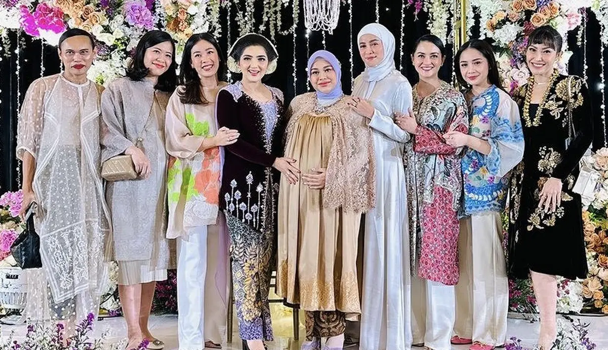 <p>Nagita Slavina hadir mengenakan atasan dengan bordiran hitam dipadukan celana putihnya. Lalu Ayu Dewi mengenakan dress hitam berbordir emas. [@mrsayudewi]</p>