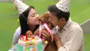 Anjing bewarna coklat tersebut menjadi kado ulang tahun untuk Feli di usianya yang ke-24 tahun.  Menginjak usia 1 tahun, pasangan ini membuat pesta ulang tahun untuk Yeppo, hewan kesayangan dua sejoli ini. (Liputan6.com/IG/felicyangelista_)