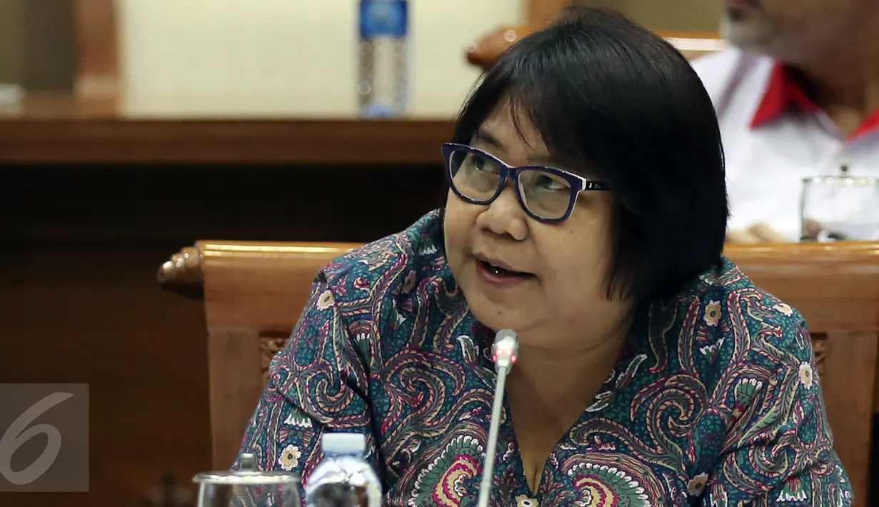 Pelaksana tugas (Plt) Direktur Utama PT Pertamina Yenni Andayani mengikuti rapat dengar pendapat dengan Komisi VII DPR di Kompleks Parlemen, Senayan, Jakarta, Kamis (9/2).(Liputan6.Com/Johan Tallo)