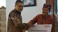 BNI memberikan bantuan CSR berupa Bantuan Alat Batik kepada Kelompok Pengrajin Batik di Kabupaten Banyuwangi.