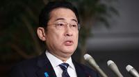 Perdana Menteri Jepang Fumio Kishida berbicara kepada media tentang situasi setelah gempa bumi besar dan peringatan tsunami di pantai barat Jepang di Kantor Perdana Menteri di Tokyo, Jepang, Senin (1/1/2024). (STR / JIJI Pers/AFP)